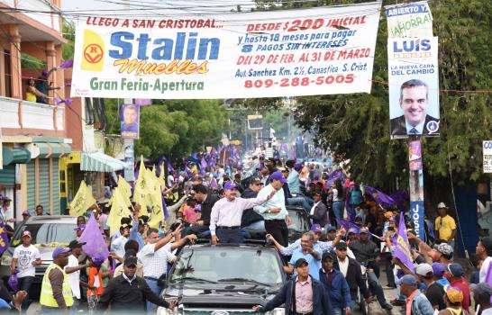 Medina recorrió parte  San Cristóbal y Baní, ayer