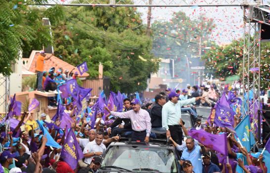 Medina recorrió parte  San Cristóbal y Baní, ayer