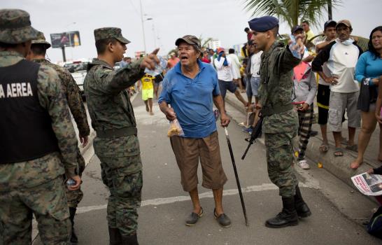 Desesperación cubre de tensión entrega de ayudas a supervivientes en Ecuador