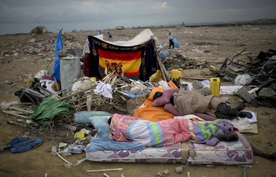 Desesperación cubre de tensión entrega de ayudas a supervivientes en Ecuador