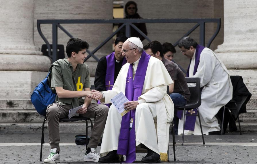 El papa sorprende al presentarse como confesor de jóvenes 