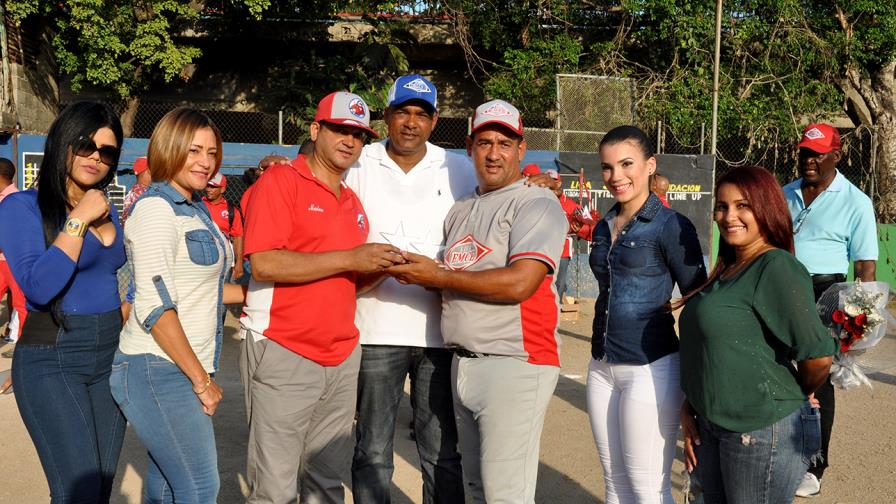 Los Azules siguen firmes en la liga Emce de softbol Los Azules siguen firmes en la liga Emce de softbol