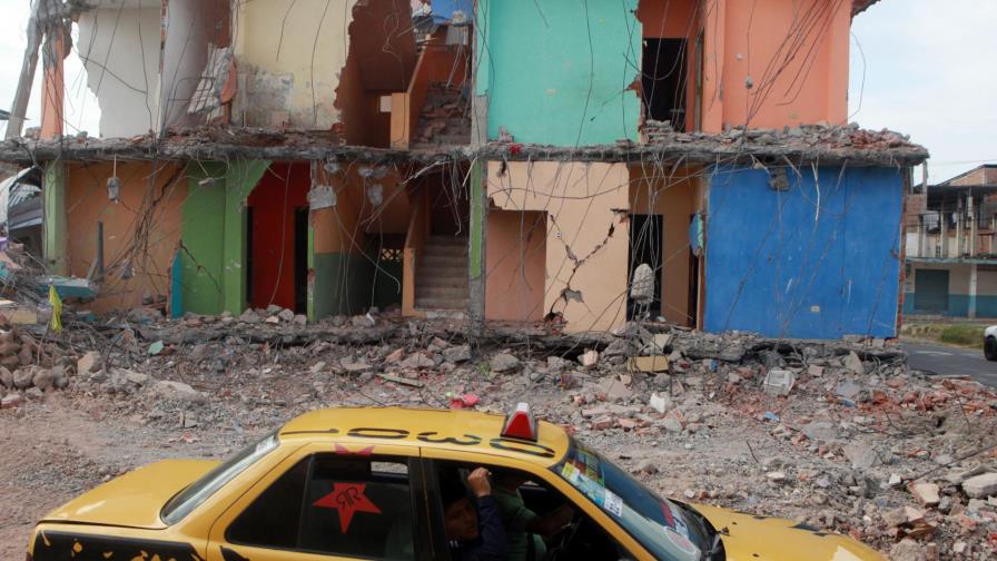 Presidente de Ecuador anuncia declaratoria de ocho días de luto por terremoto