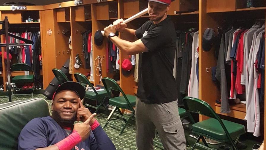 David Ortiz recibe a Stephen Curry en el Clubhouse de los Medias Rojas 