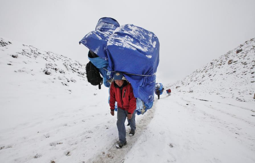  Alpinistas regresan a Everest  a pesar de sismo