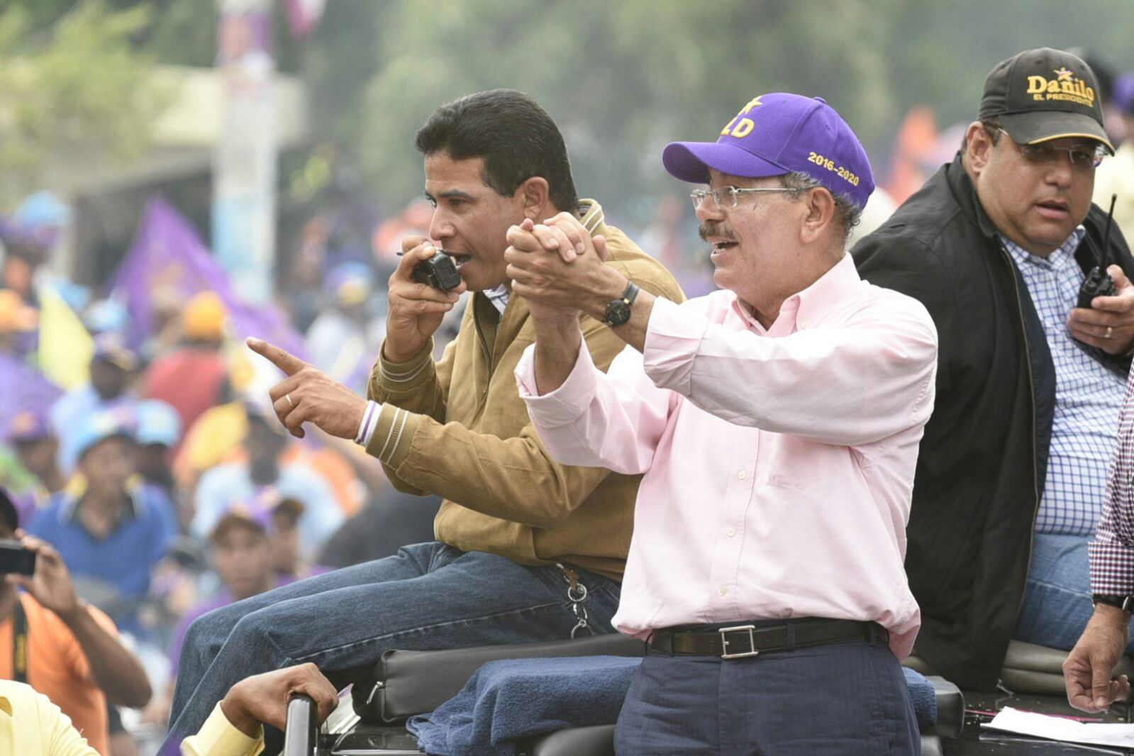 Danilo Medina en caravana.