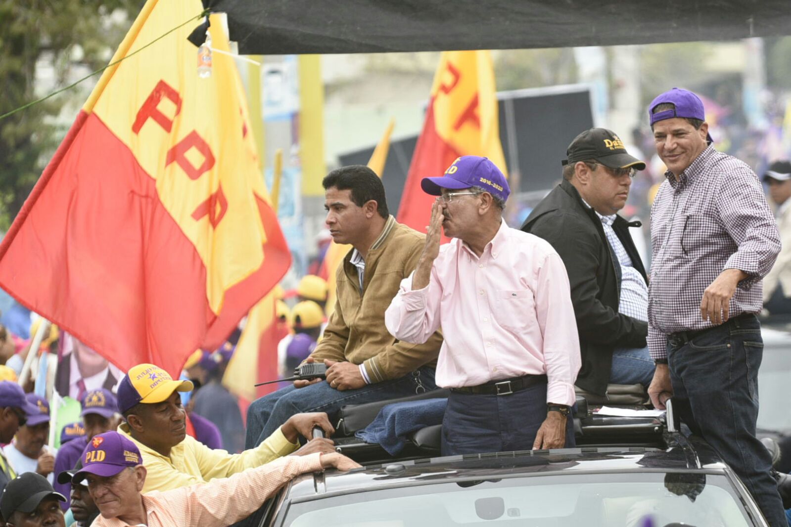 Danilo lanza un beso durante su caravana.
