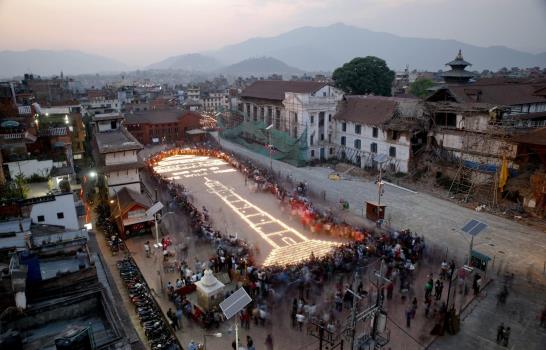 Nepal reconstruye viviendas y prende velas un año después del terremoto