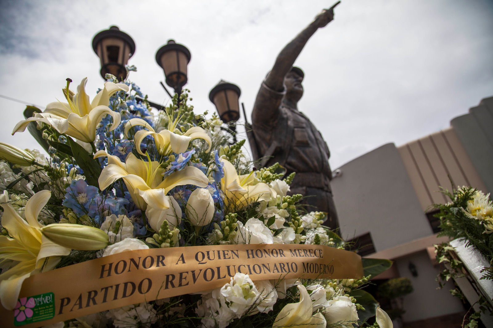 Ofrenda floral depositada por el Partido Revolucionario Moderno ante la estatua del coronel Francisco Alberto Caamaño Deñó.