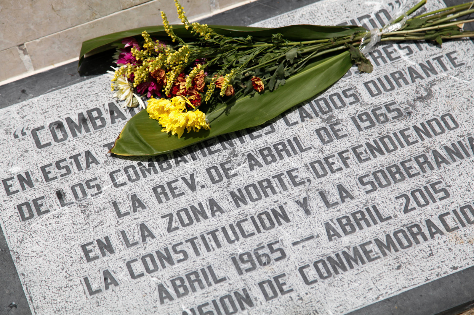 Tarja en honor a coronel Francisco Alberto Caamaño Deñó en el cementerio de la avenida Máximo Gómez.