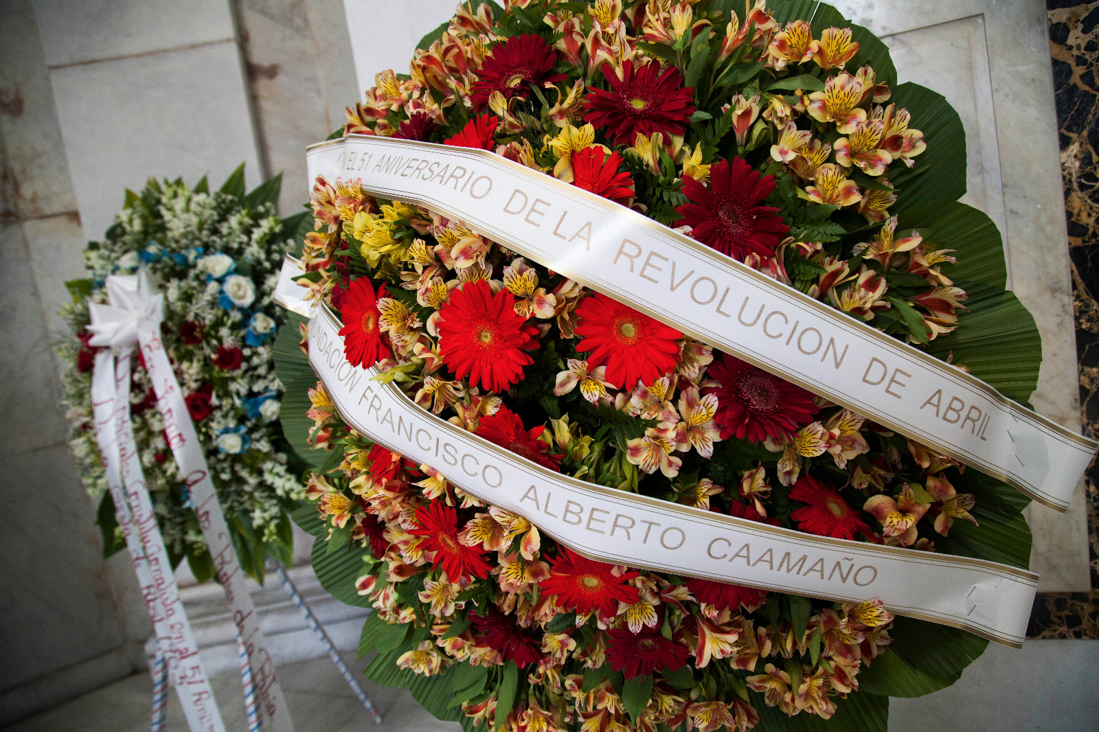 Ofrendas florales dejadas en el Altar de la Patria.