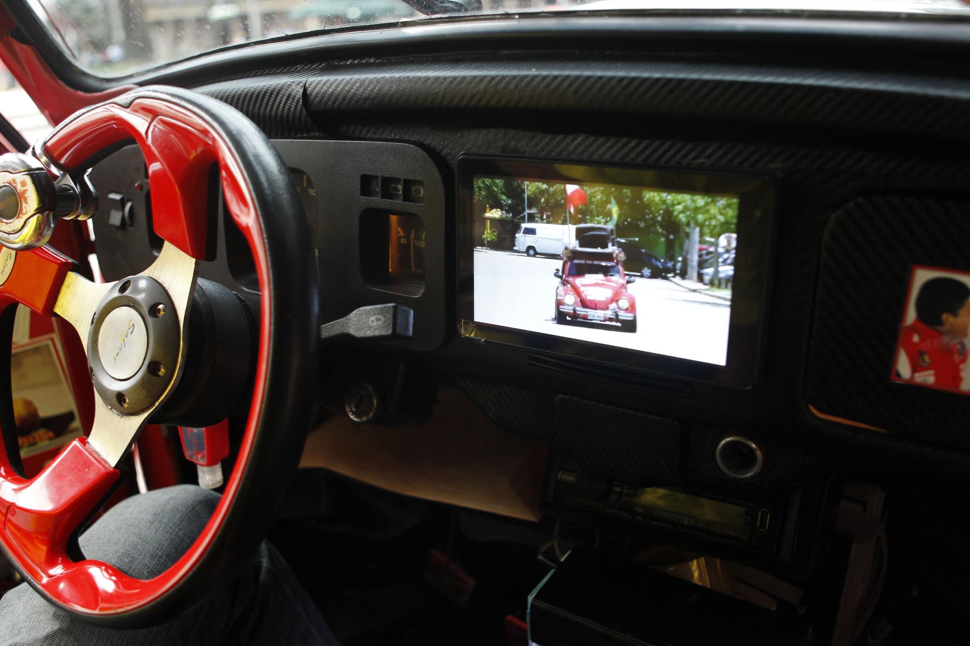 Fotografía del interior del un Volkswagen Fusca.