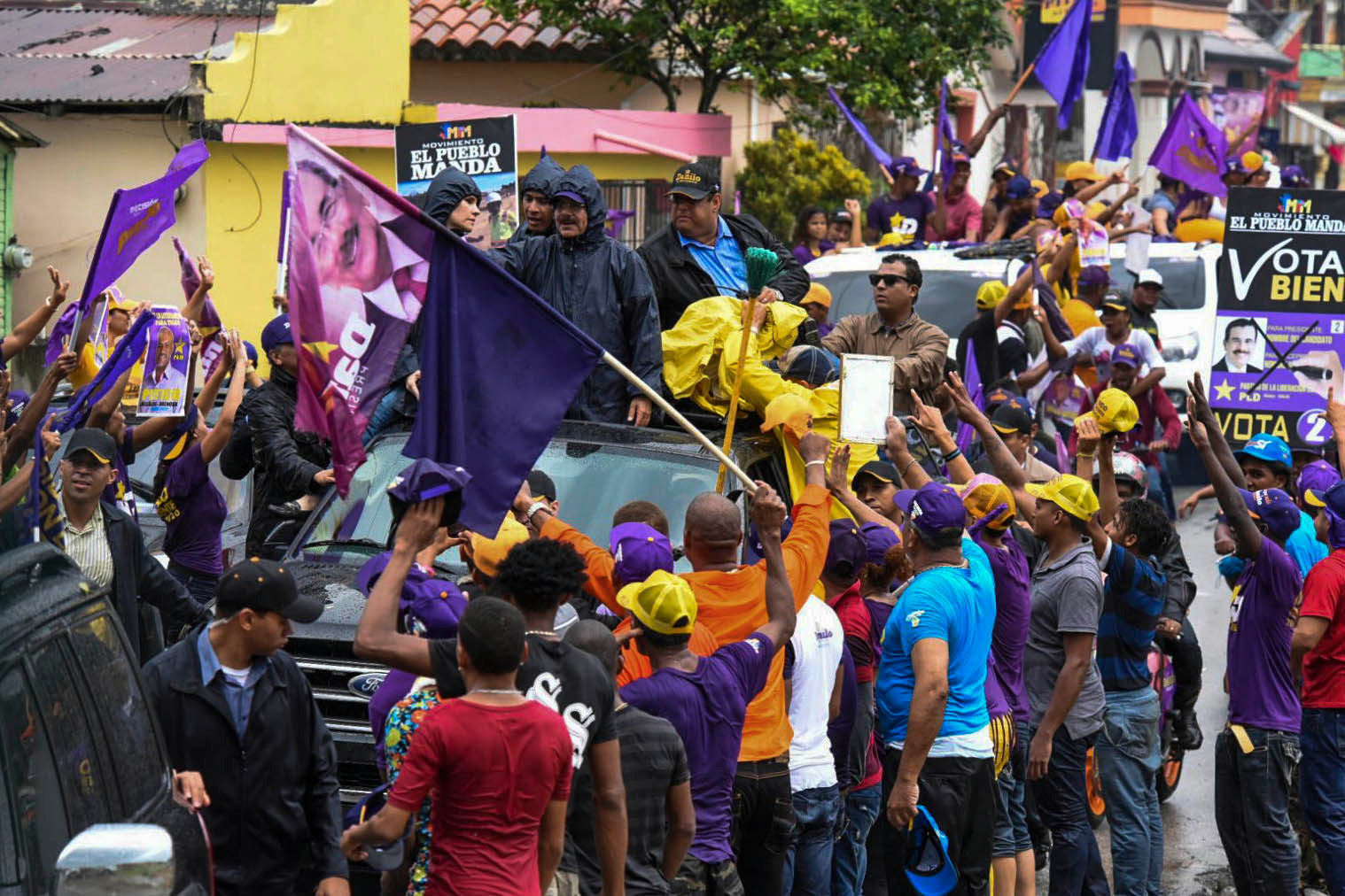Simpatizantes del presidente Danilo Medina apoyan su paso por la provincia Duarte.