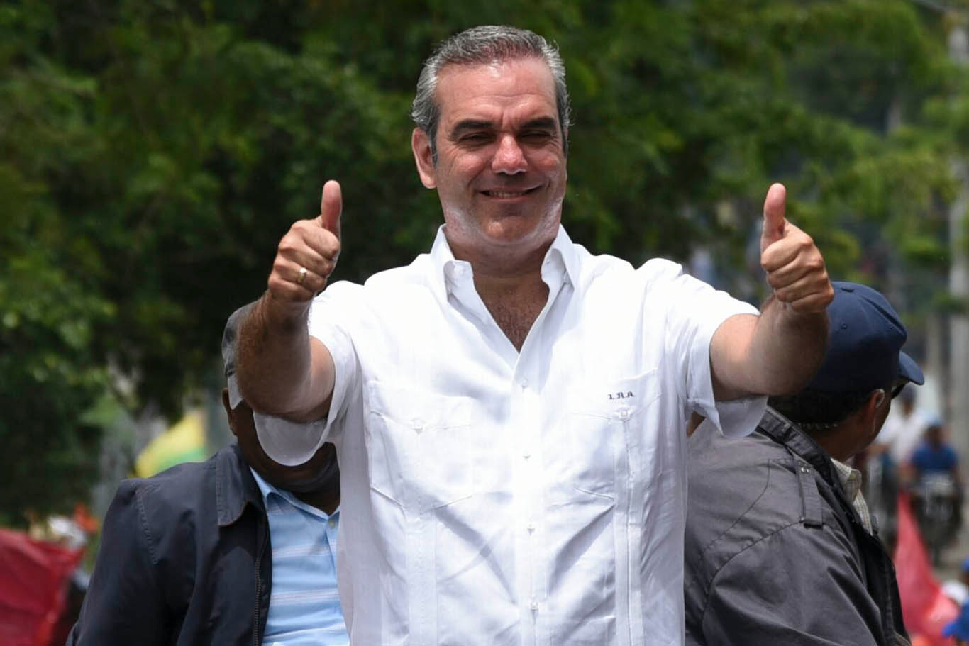 Luis Abinader hace la seña del Partido Revolucionario Moderno durante una caravana en la provincia Puerto Plata.