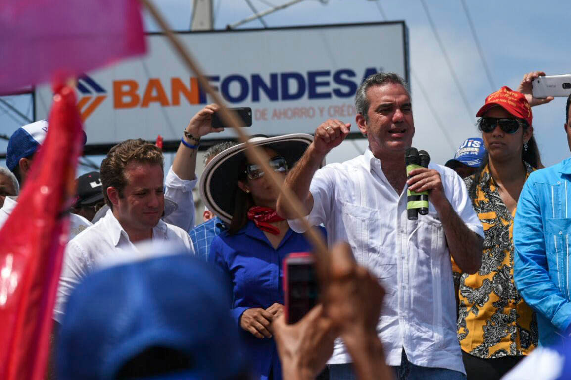 Luis Abinader se dirige a sus seguidores en la provincia Puerto Plata.