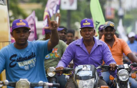 La gente desafía las lluvias para apoyar  a Medina en San Francisco de Macorís