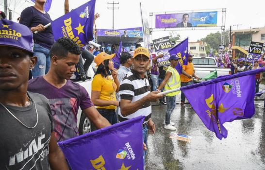 La gente desafía las lluvias para apoyar  a Medina en San Francisco de Macorís