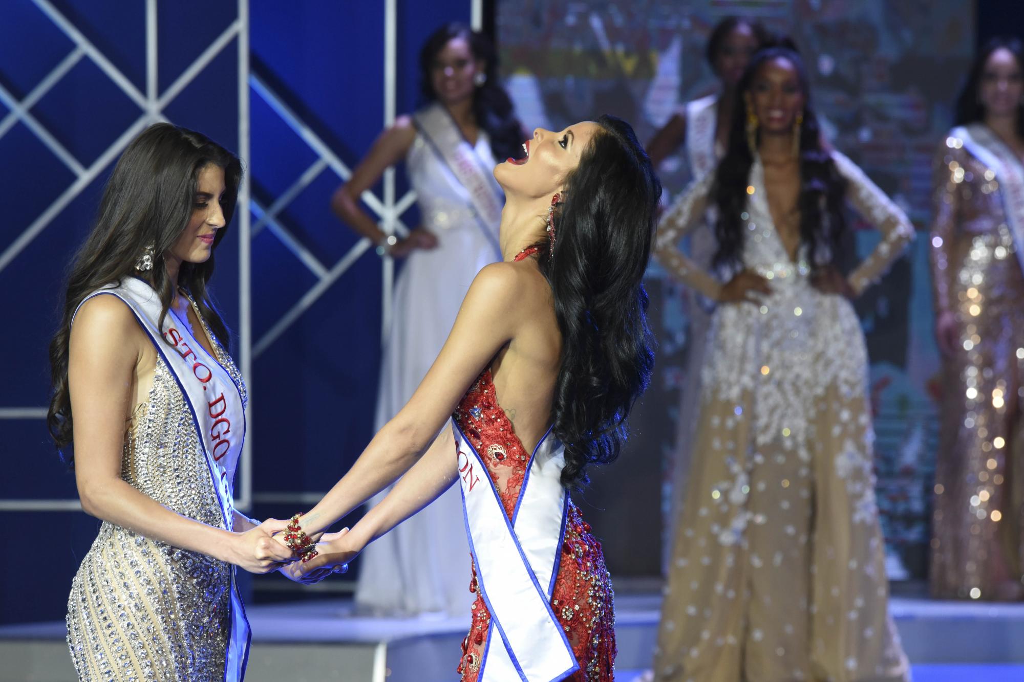 Las candidatas de Santo Domingo Oeste y de Maimón en el momento en que se anuncia la ganadora del certamen de belleza.