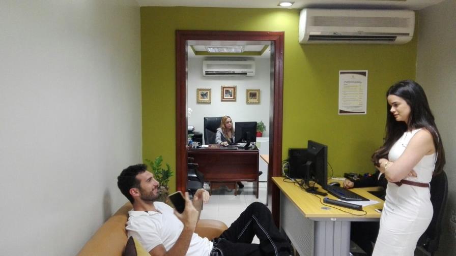 Karim acompaña a Nicole Fernández a buscar su cédula a la JCE Karim acompaña a Nicole Fernández a buscar su cédula a la JCE