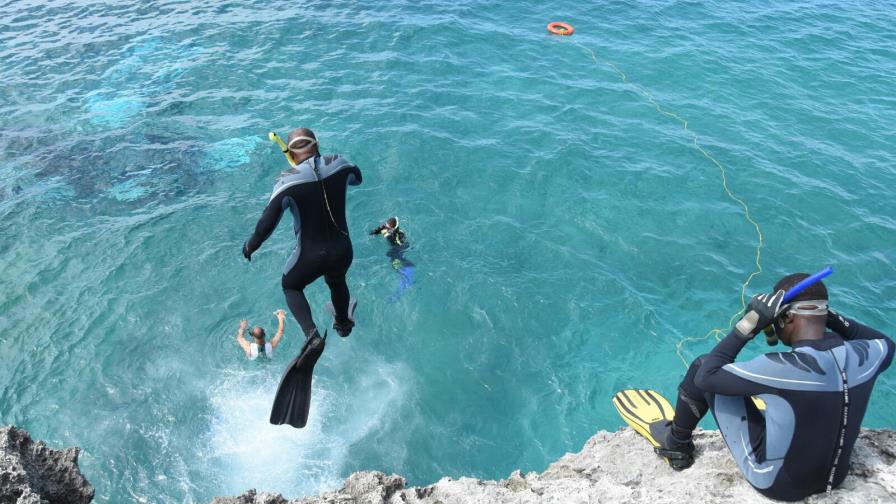 Testigo  de accidente en Las Américas dice que los pasajeros salieron del minibús antes de caer al mar