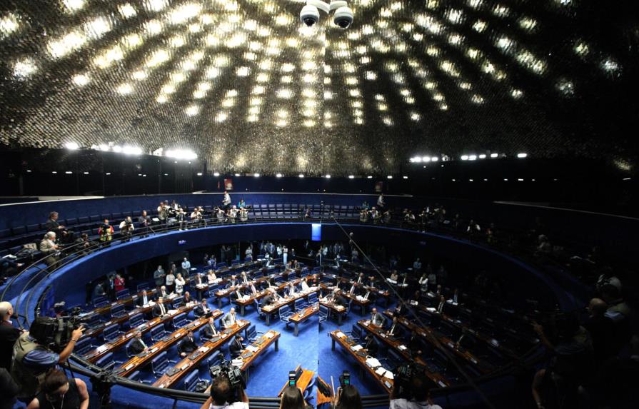 Senado de Brasil conforma comisión para el juicio político de Rousseff