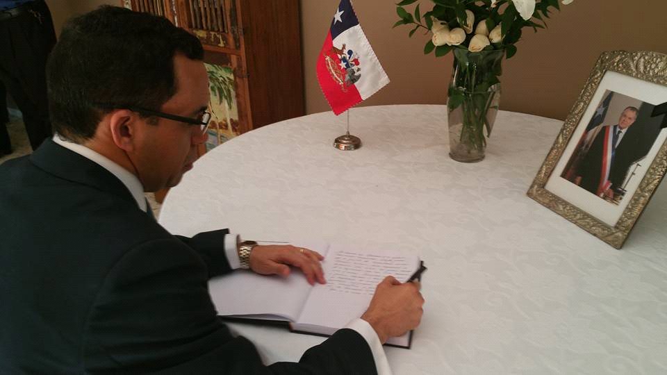 Canciller Navarro firma libro de condolencias por muerte del expresidente Patricio Aylwin