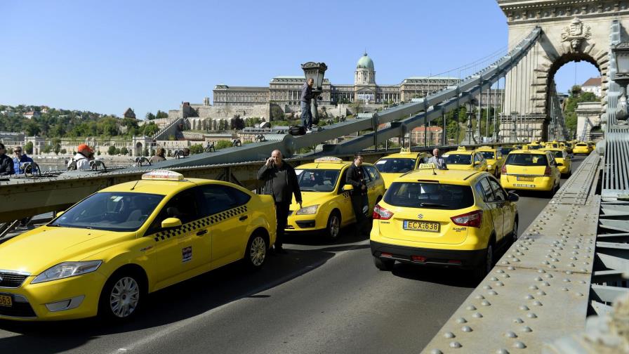 Centenares de taxistas bloquean centro de Budapest en protesta contra Uber