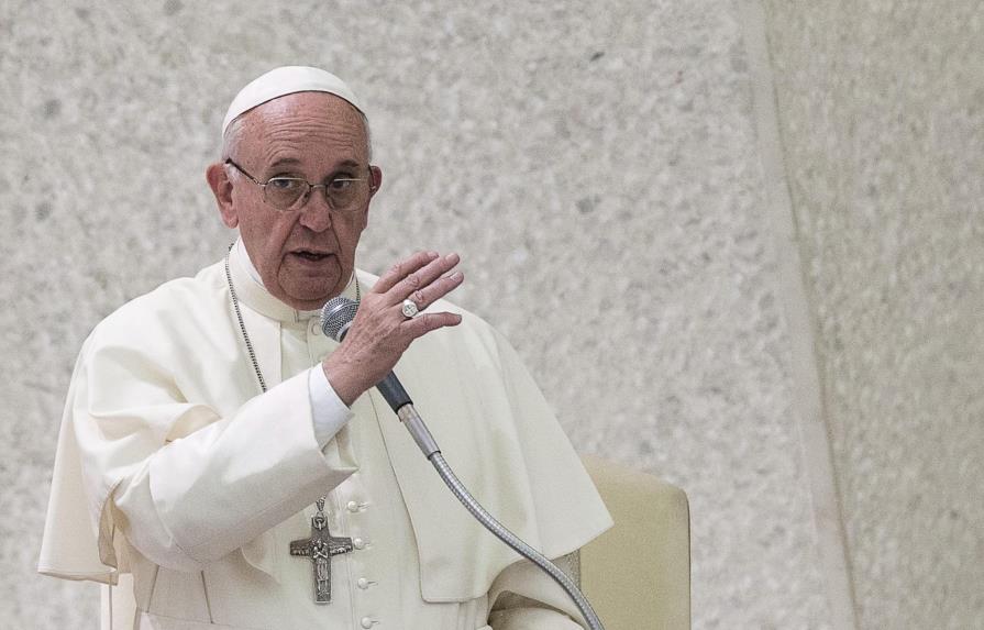 El papa Francisco dice que curas no tienen monopolio de respuestas a retos de vida actual