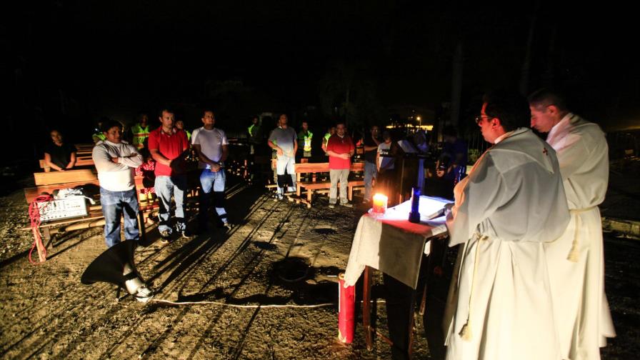 Ofician misa en medio de las ruinas en una comunidad de Ecuador