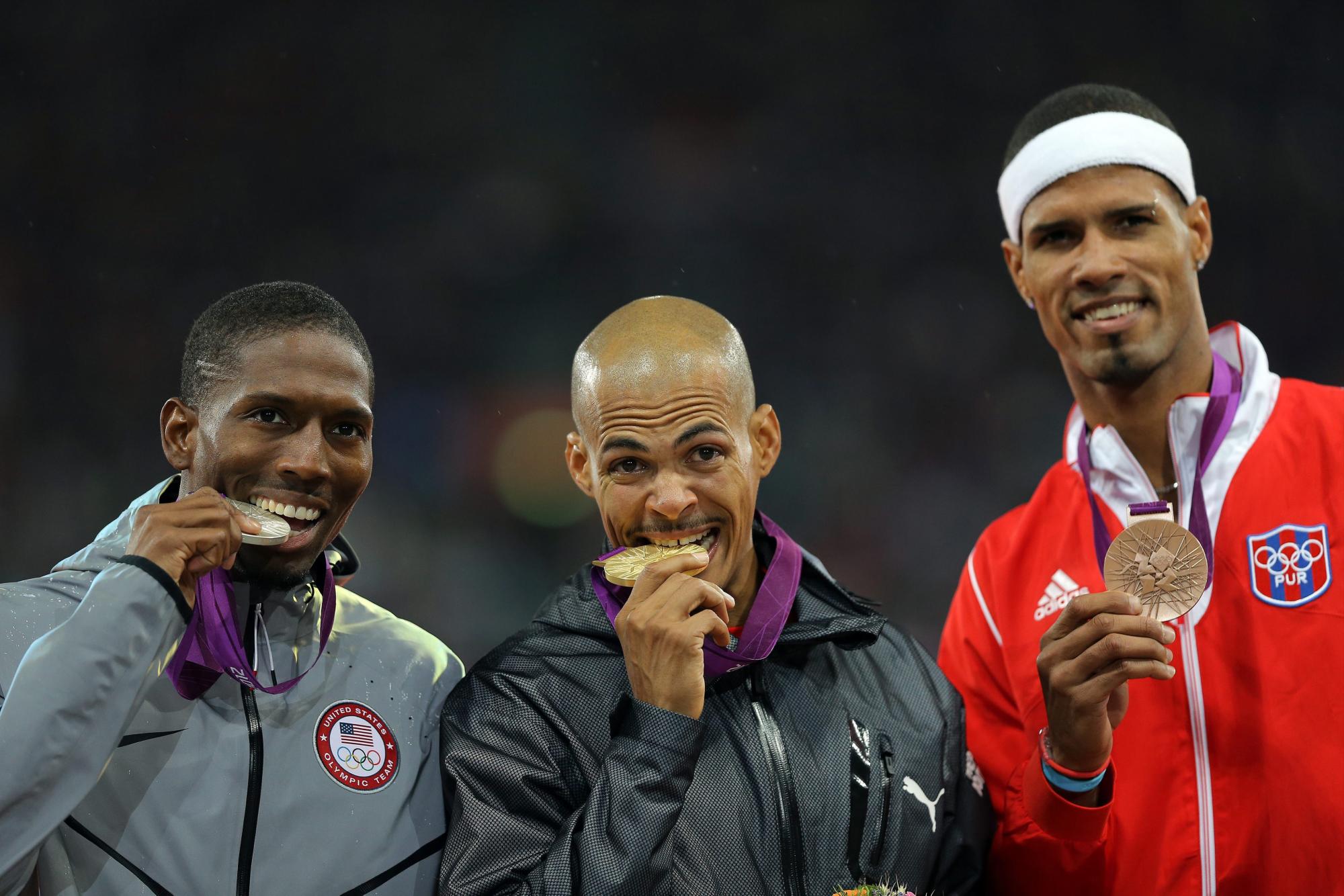Michael Tinsley, de Estados Unidos, Sánchez y Javier Culson, de Puerto Rico, muestran las medallas de plata, oro y bronce en Londres.