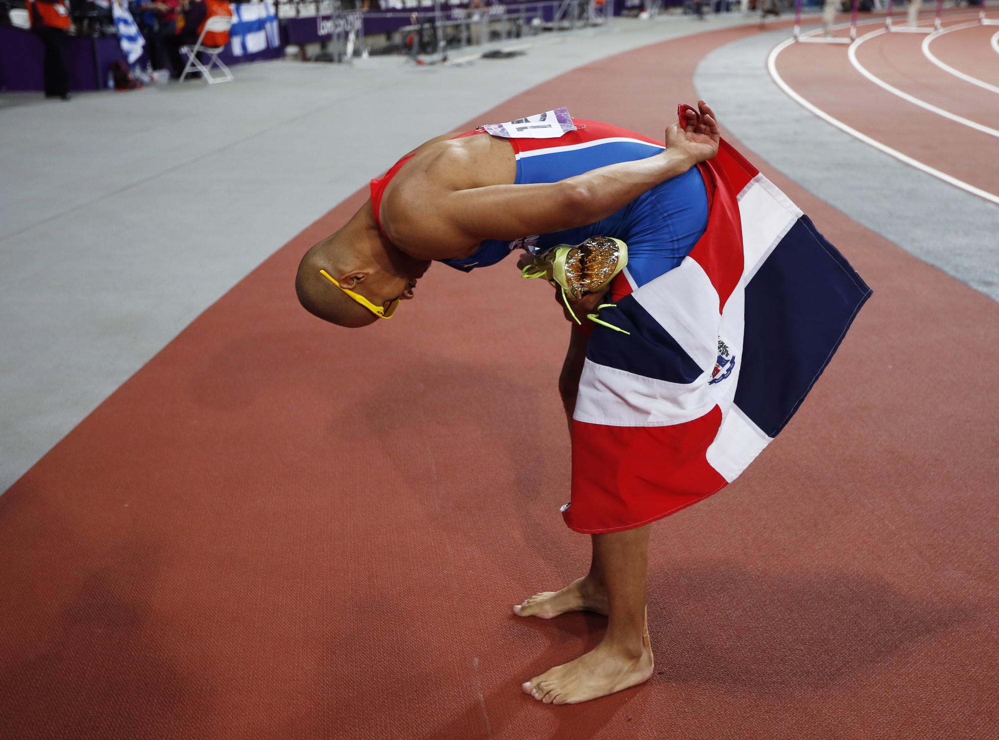 Sánchez se envuelve en la bandera dominicana como el atleta que más alto la puso en el planeta.