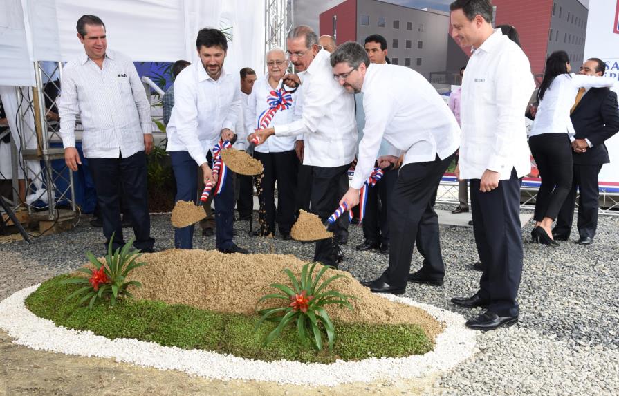 El presidente Medina da inicio a la construcción de un hotel