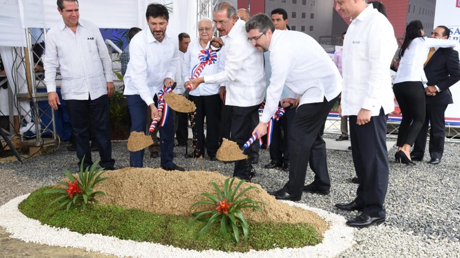 El presidente Medina da inicio a la construcción de un hotel
