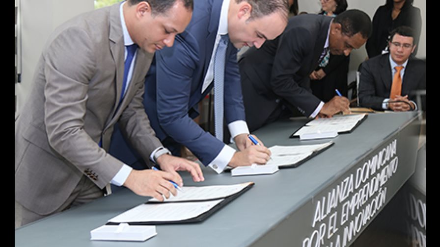 Firman Alianza por el emprendimiento y la innovación en el país