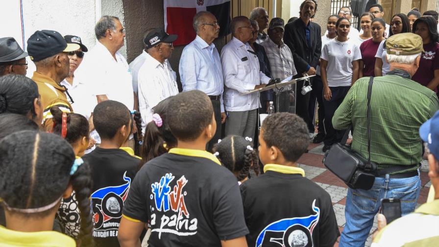 Desvelizan una tarja conmemorativa de la Guerra de Abril de 1965