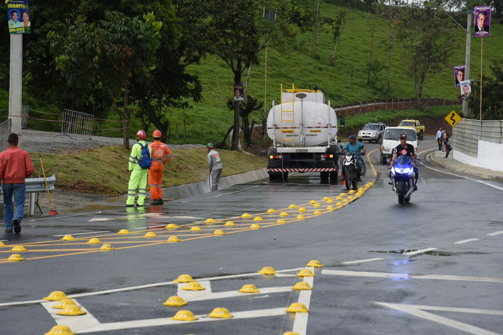 Brigadas acondicionan la carretera que une las provincias Monseñor Nouel y San José de Ocoa previo a su inauguración hoy, 27 de abril de 2016.