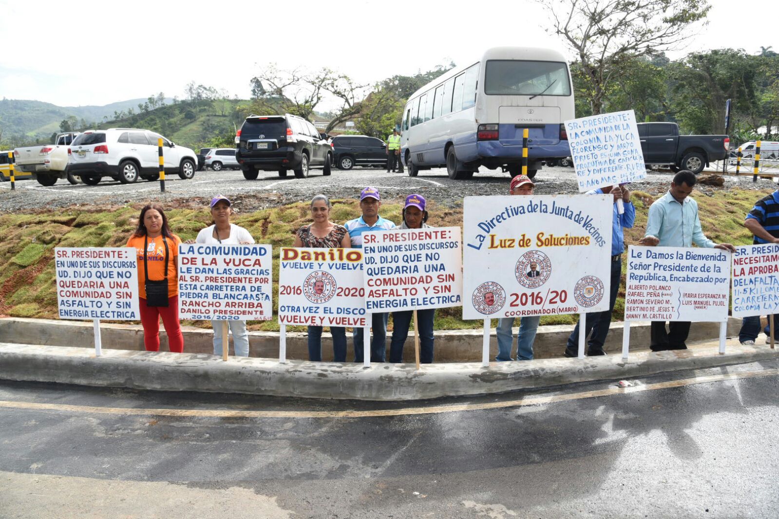 Mensajes en apoyo a la reelección de Danilo Medina durante la inauguración de la carretera que une las provincias Monseñor Nouel y San José de Ocoa, este 27 de abril de 2016.