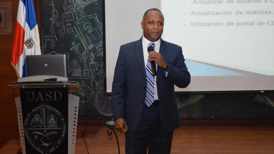 Contralor dicta conferencia en recinto de la UASD en Higüey Contralor dicta conferencia en recinto de la UASD en Higüey