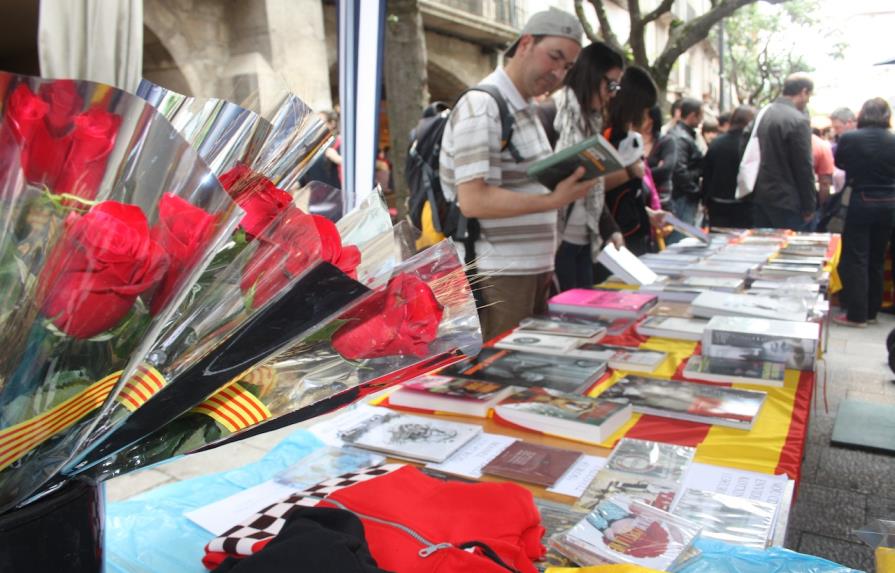 Catalanes celebran en el país su tradicional festividad de “Saint Jordi”