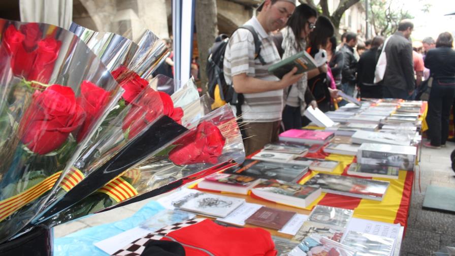 Catalanes celebran en el país su tradicional festividad de “Saint Jordi”