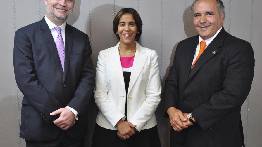 ADOPEM recibe premio Argentarium 2016 ADOPEM recibe premio Argentarium 2016