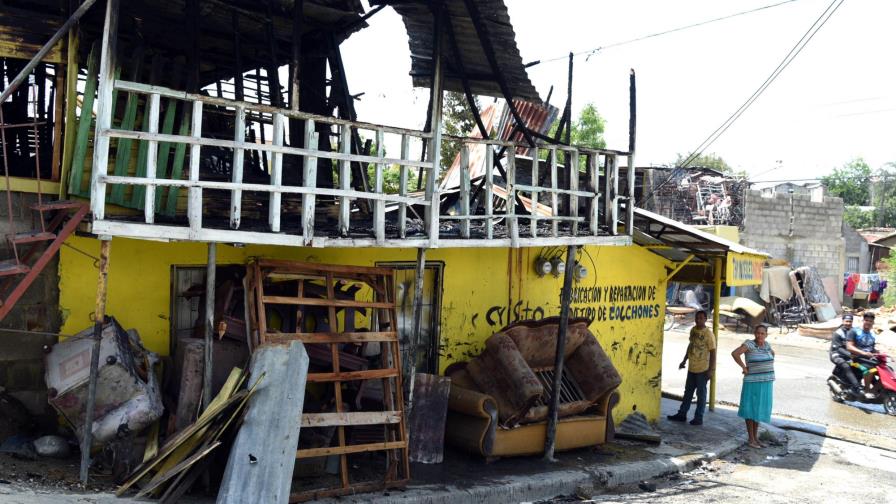 Incendio destruye mueblería en Santiago 