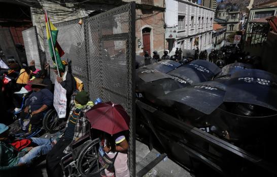 Dispersan con gases lacrimógenos a discapacitados en Bolivia 
