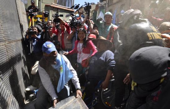 Dispersan con gases lacrimógenos a discapacitados en Bolivia 