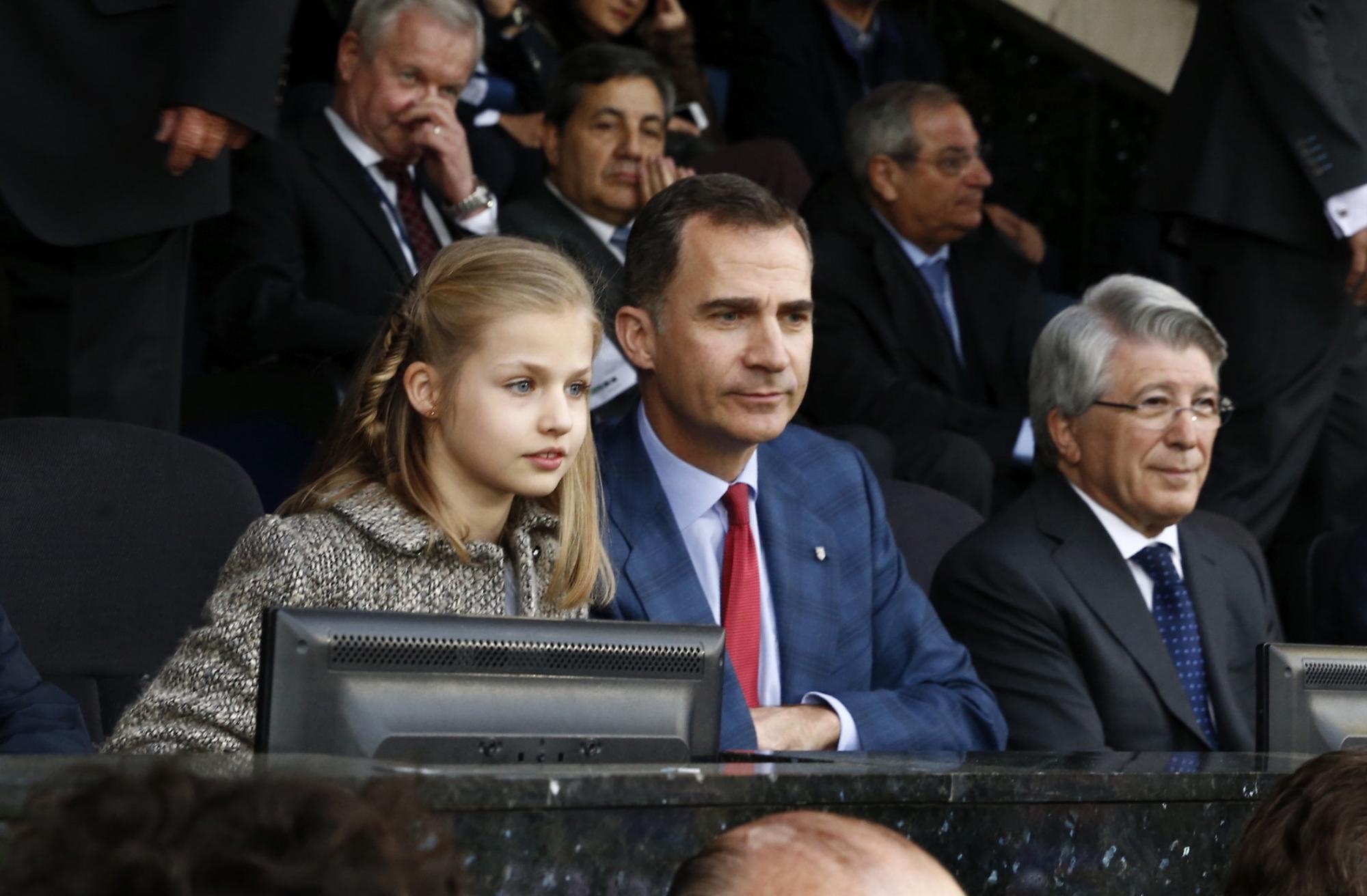 El Rey Felipe VI acompañado de su hija, la infanta Leonor, junto al presidente del Atlético de Madrid, Enrique Cerezo (d), asiste al partido entre el Atlético y el Bayern Munich en el estadio Vicente Calderón. 