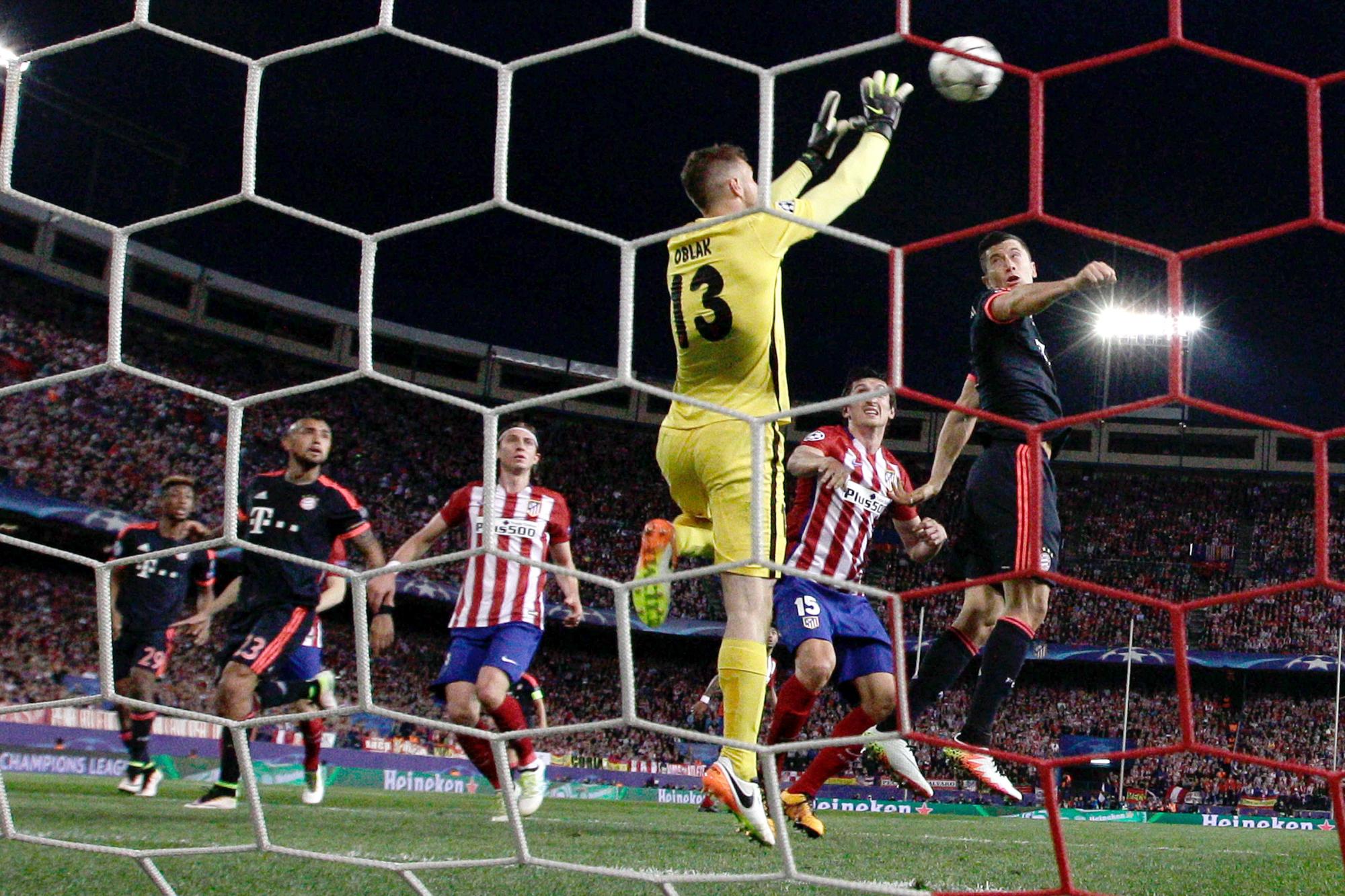 El portero del Atlético de Madrid, el esloveno Jan Oblak, para un balón durante el partido frente al Bayern Múnich. 