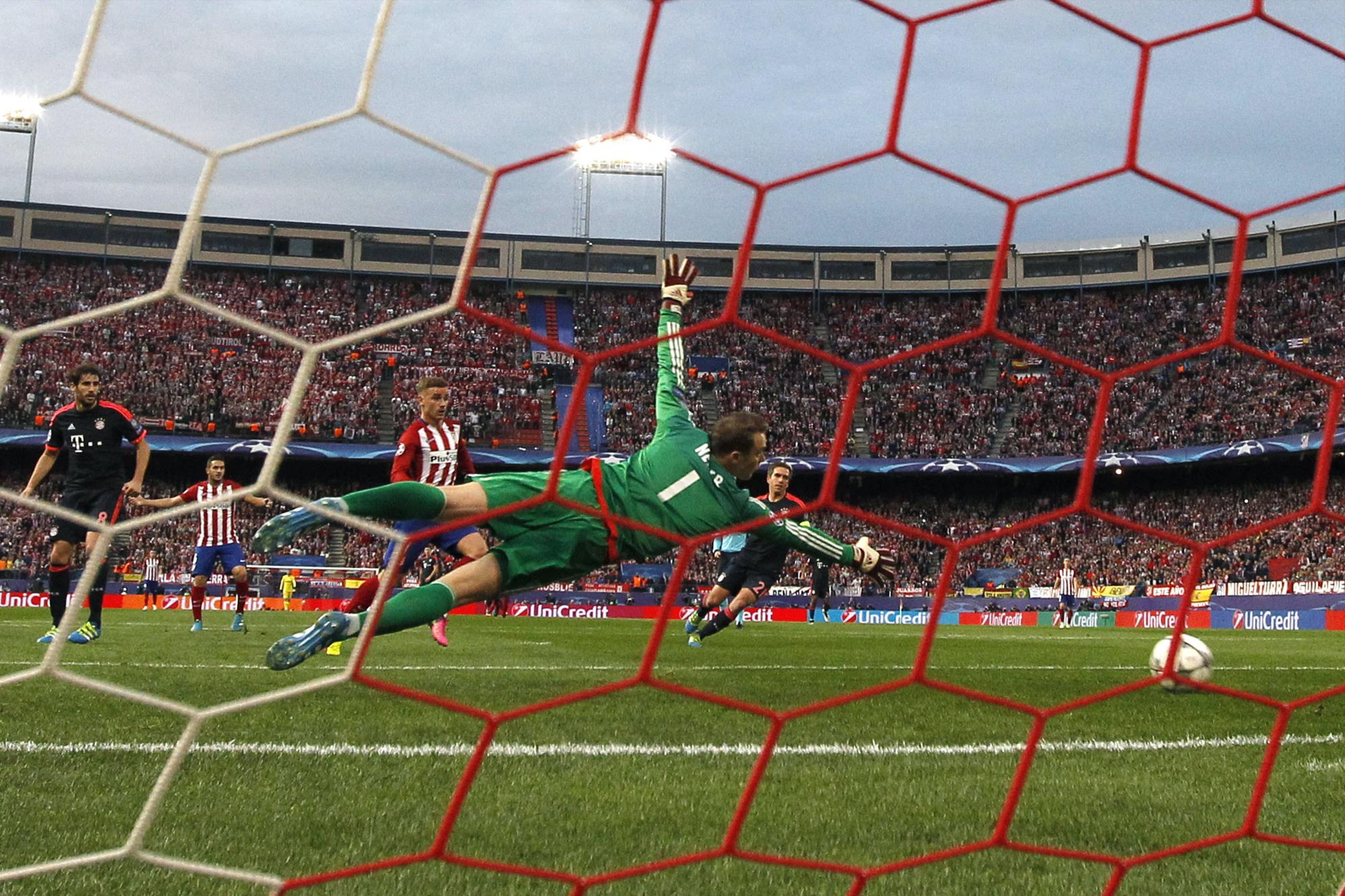 El portero del Bayern de Múnich, Manuel Neuer, se lanza a por un balón durante el partido frente al Atlético de Madrid. 