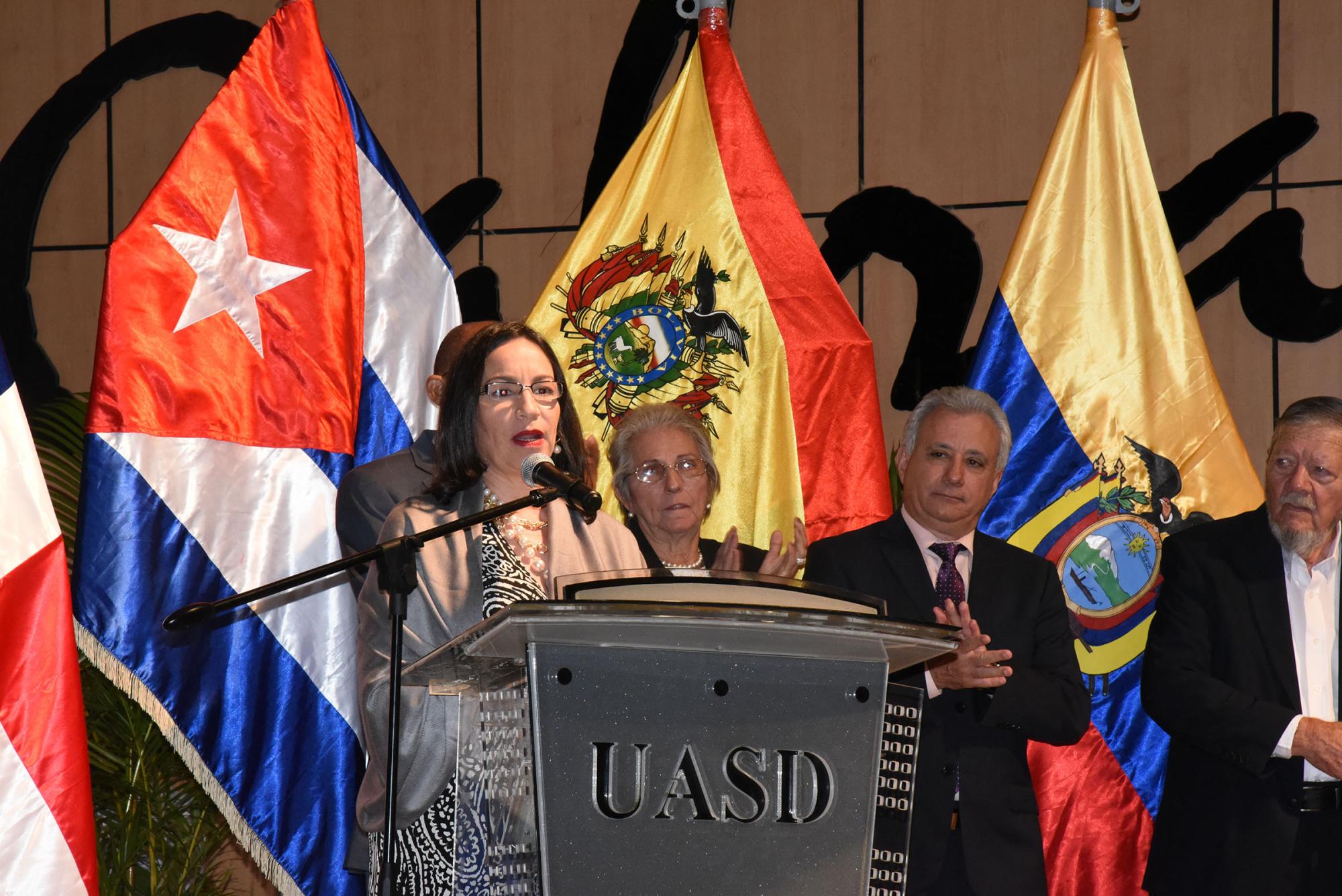 Ana María Pellerano, viuda de Hamlet Hermann, agradece el reconocimiento.