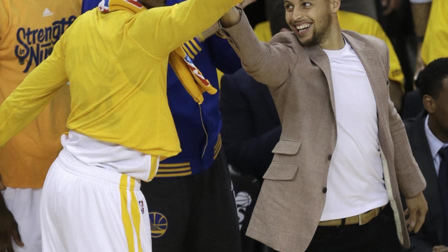 Warriors pasan a la segunda fase de los playoffs sin Curry 