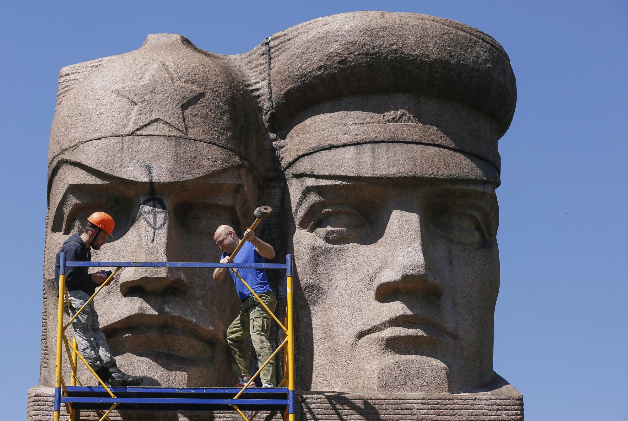 Demolición de símbolos de la URSS en Ucrania